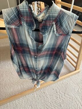 Cloth & Stone Blue & Red Plaid Sleeveless Button Front Tie-Hem Top. Size S. Soft
